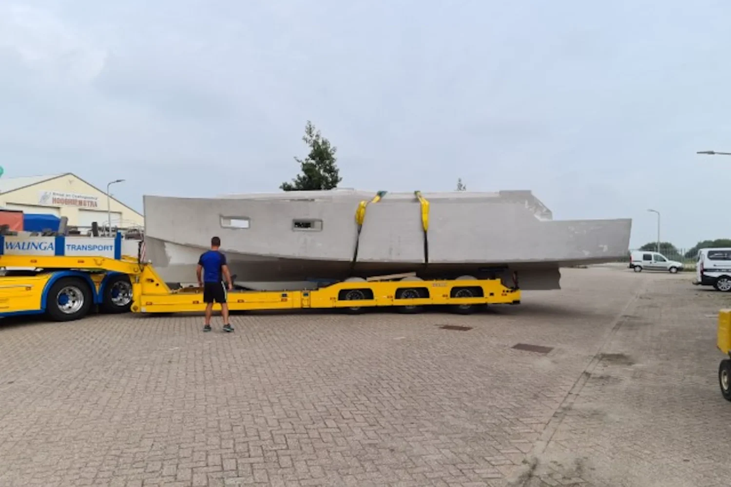 Wit bootcasco op een dieplader