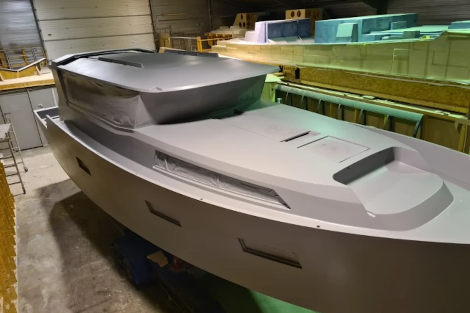 Grijze bootromp met open kuip in aanbouw