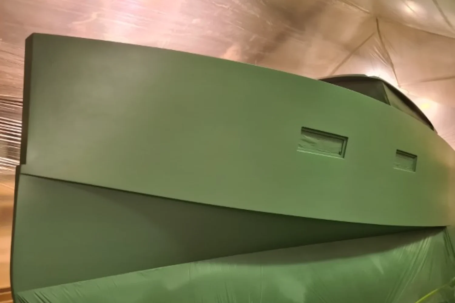 Groene bootromp in de werkplaats