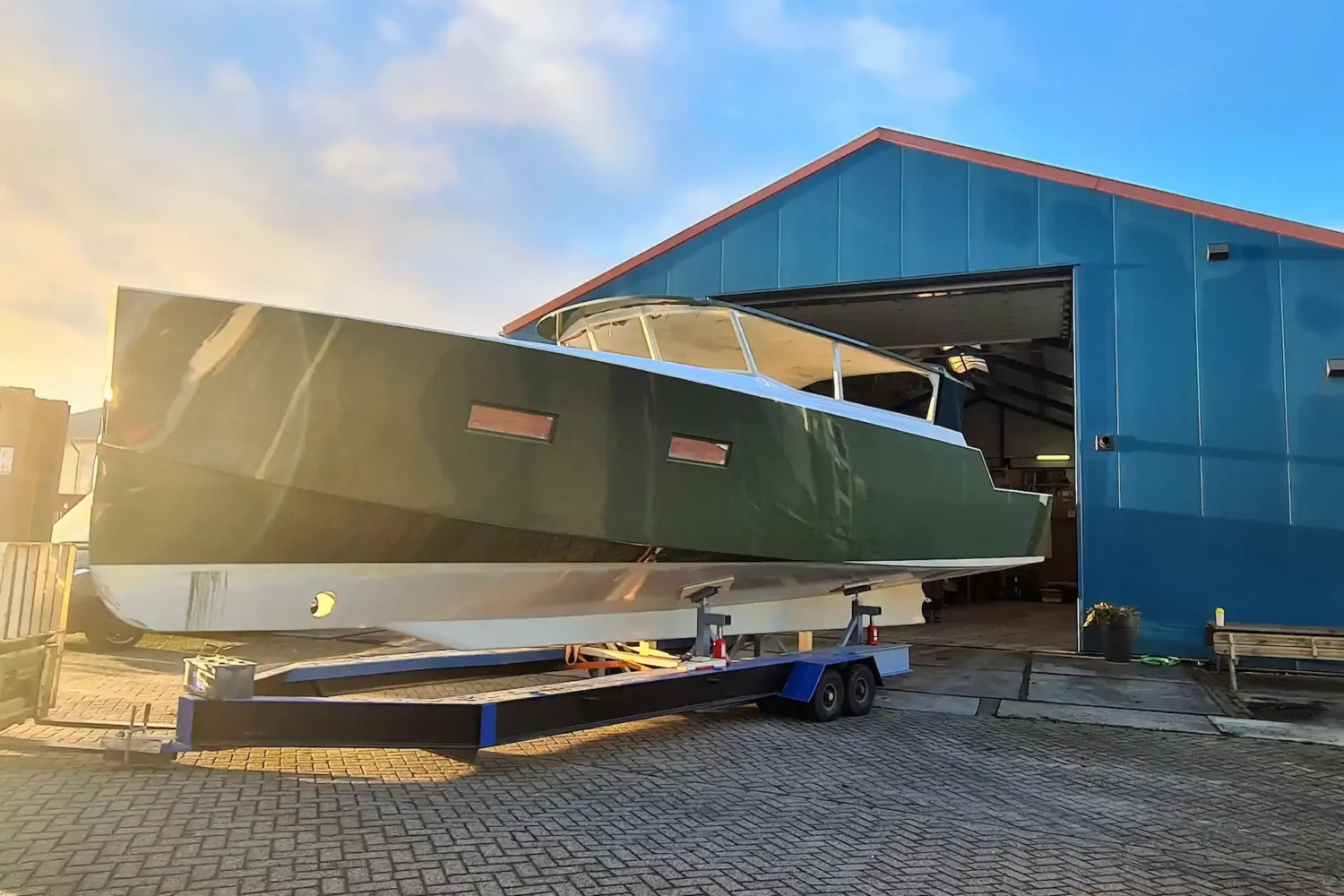 Licht bootcasco op een transportwagen voor de hal
