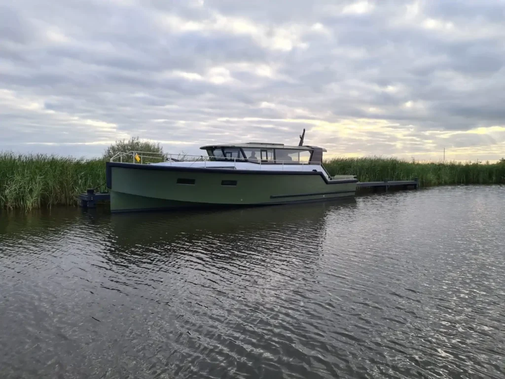 Motorboot op rustig water