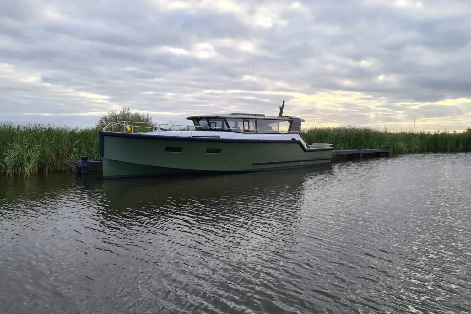 Motorboot op rustig water