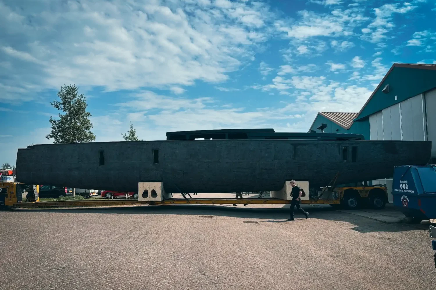 Donker bootcasco buiten op steunen