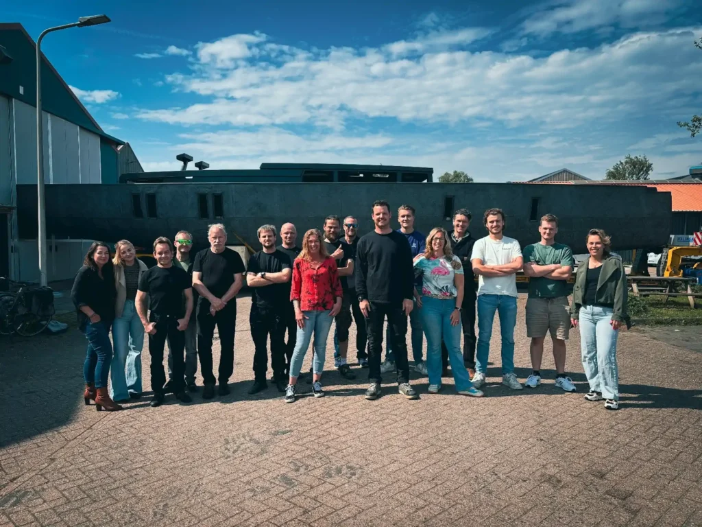 Teamfoto buiten voor de bedrijfshal