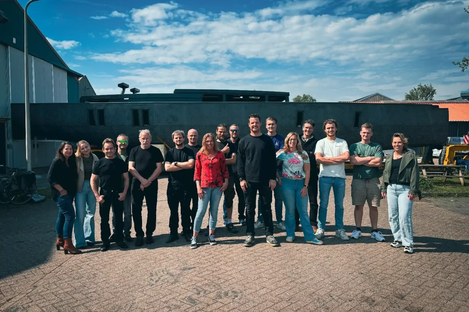 Teamfoto buiten voor de bedrijfshal
