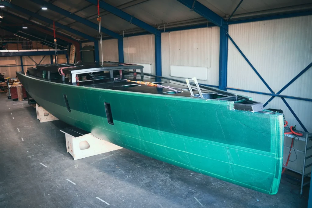 Groen bootcasco op steunen in de hal