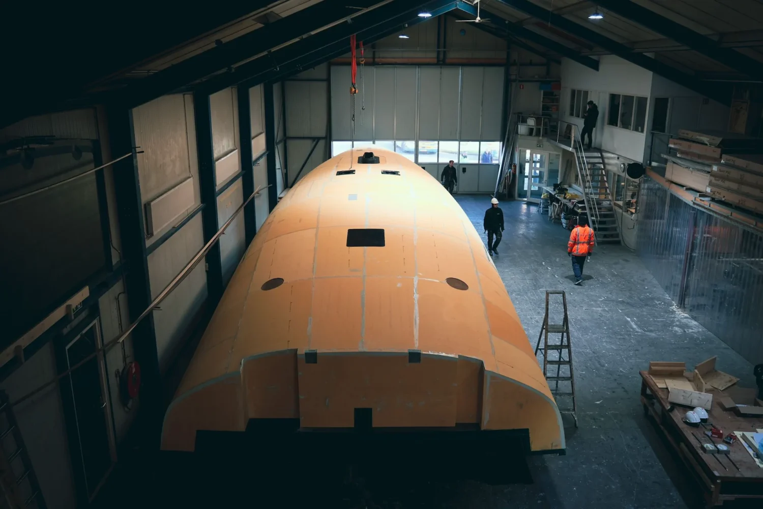 Twee bootrompen in een grote werkplaats