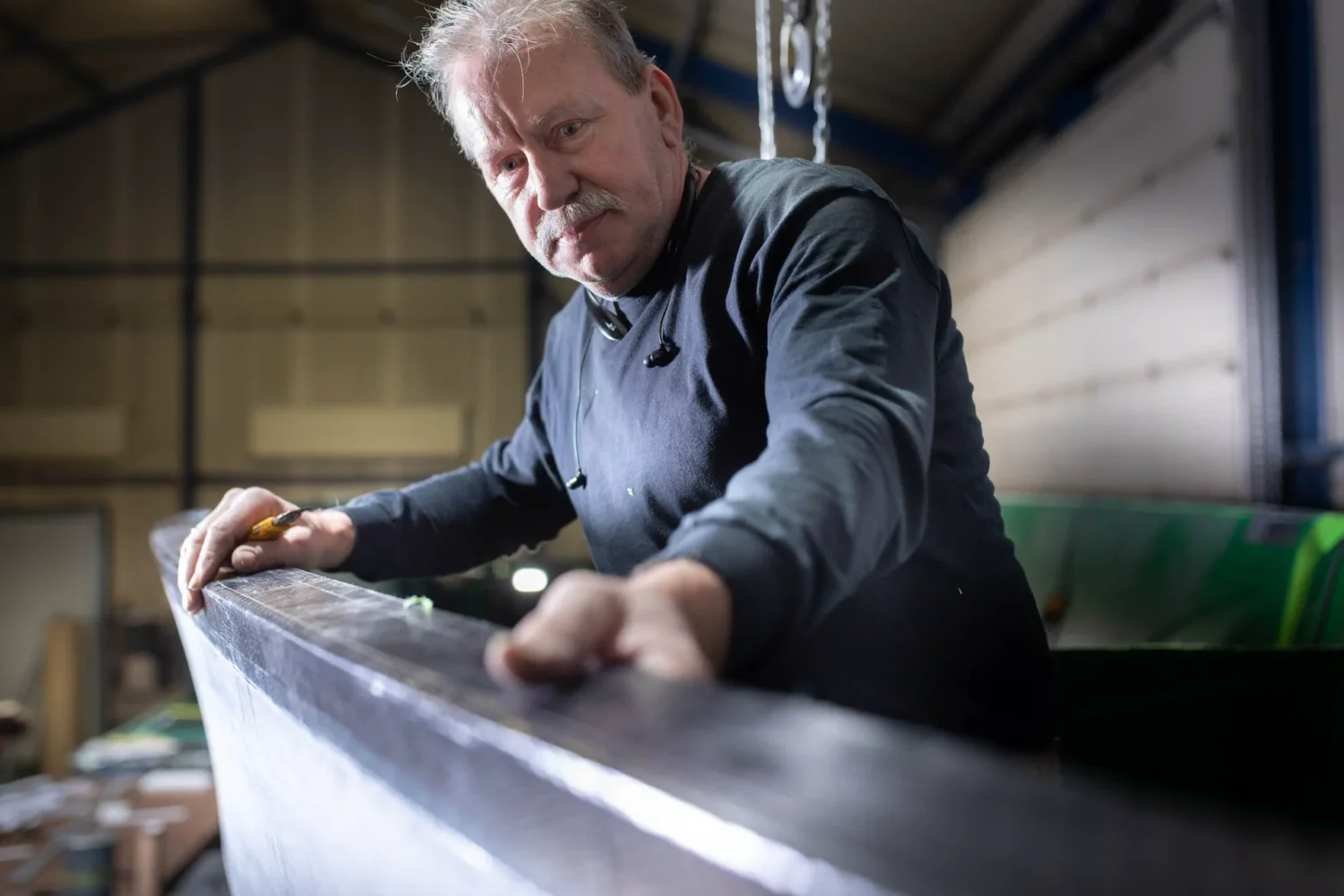 Medewerker controleert een lang composietonderdeel