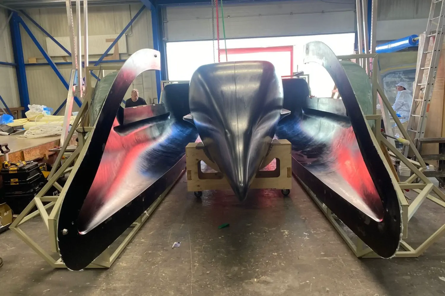 Donkere bootrompen naast elkaar in de werkplaats