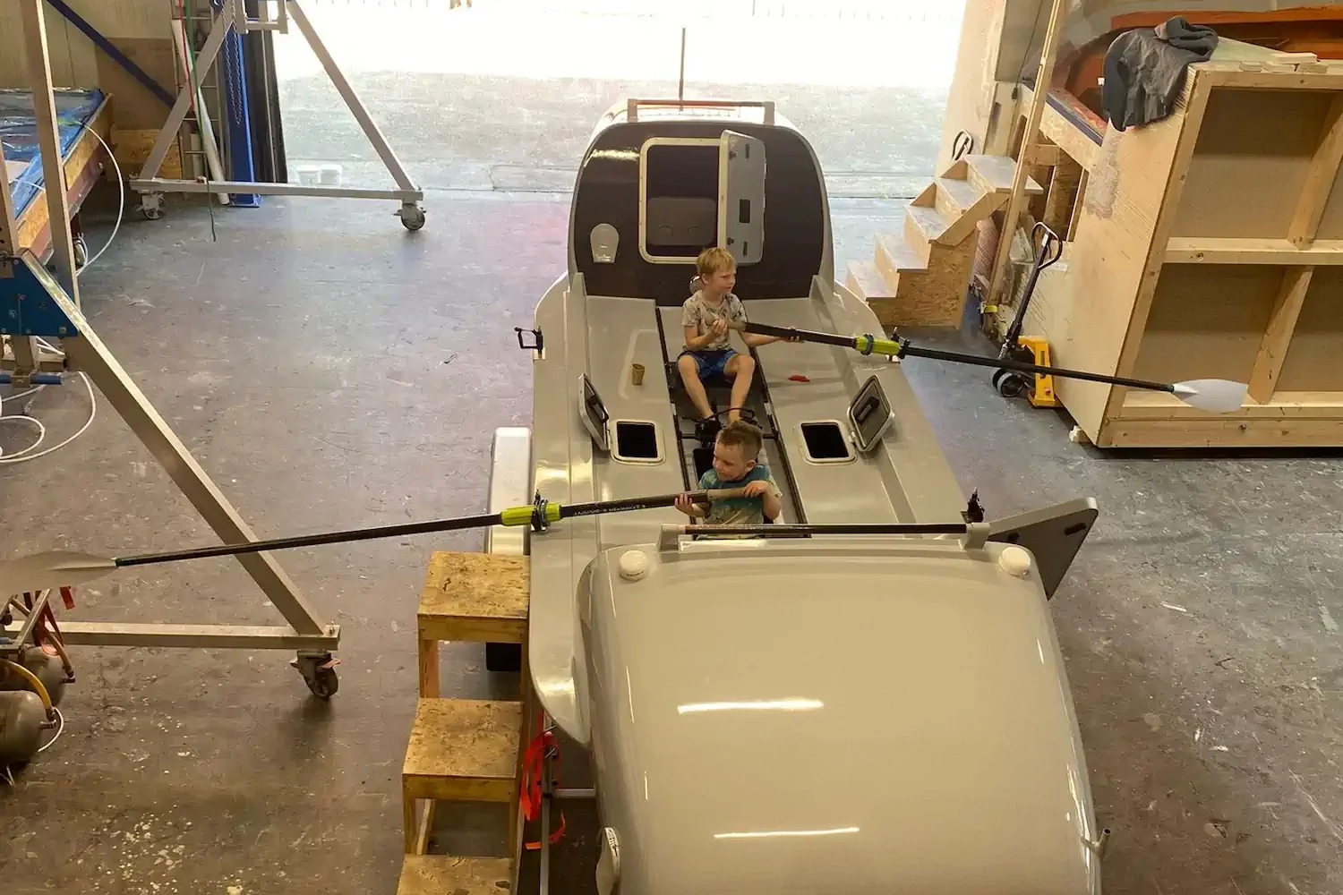 Oceaanroeiboot in aanbouw in de werkplaats