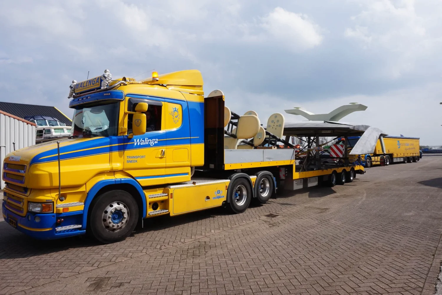 Jachtopbouw op een dieplader
