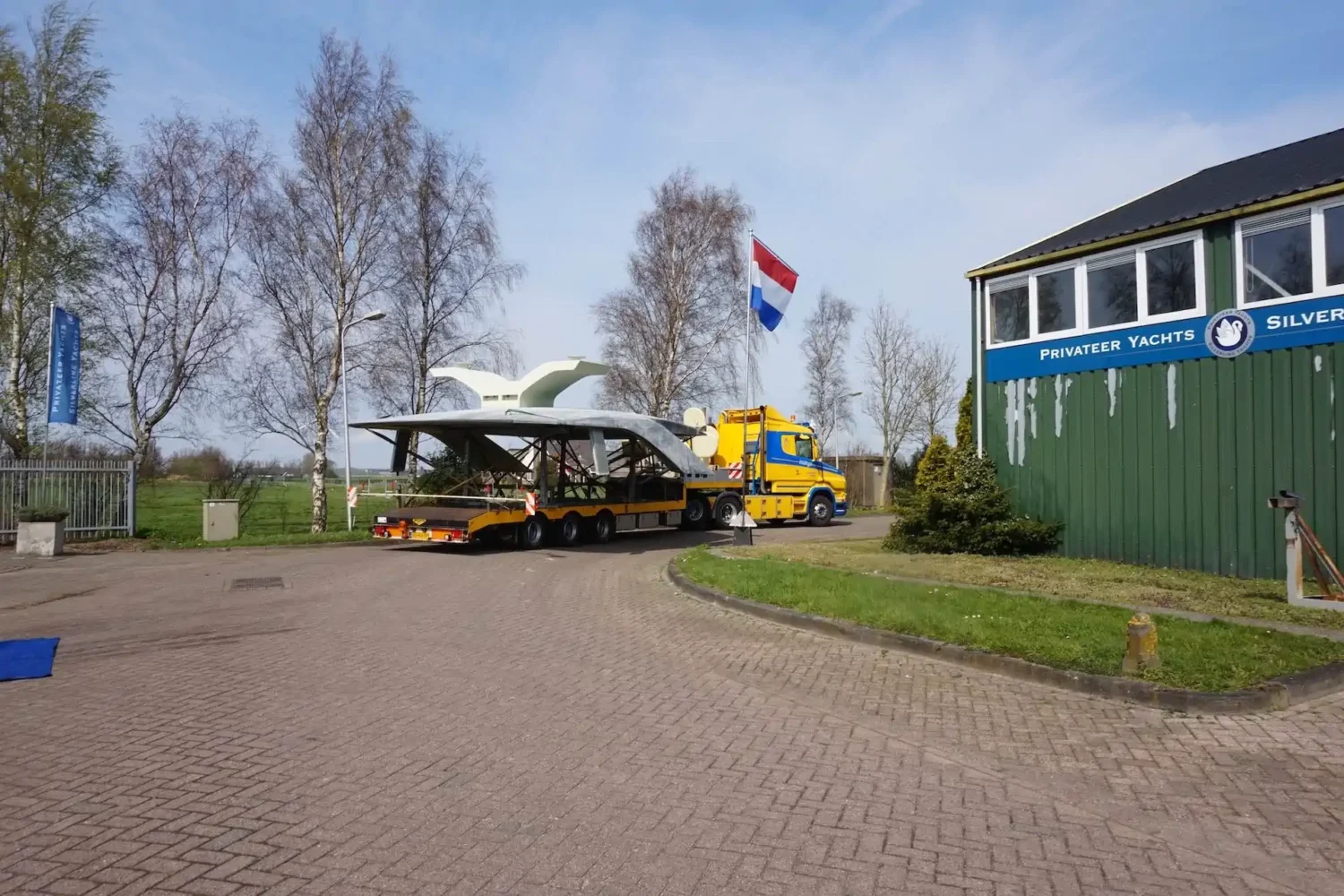 Bootonderdeel op transport voor de bedrijfshal