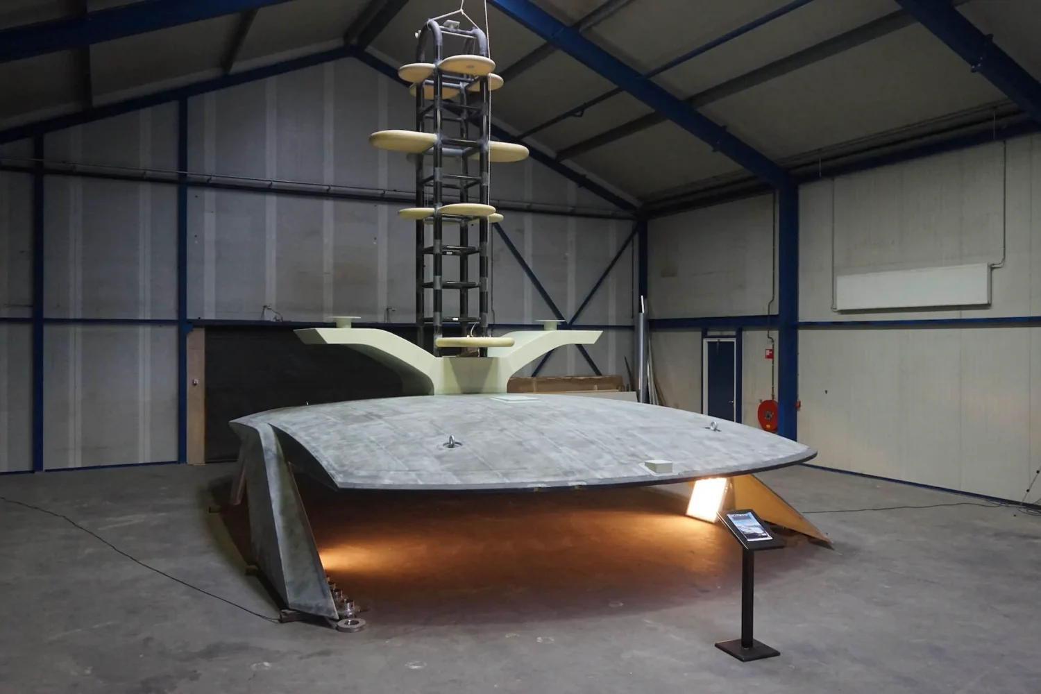 Vooraanzicht van een jachtopbouw op steunen