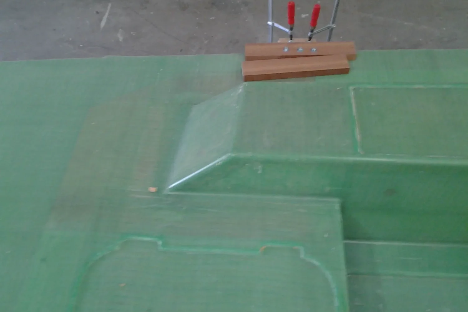 Detail van een groen composietpaneel met versteviging