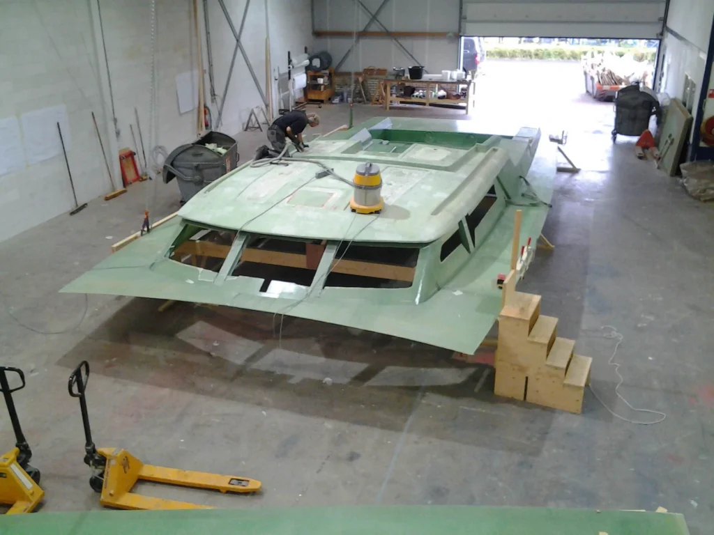 Groene jachtopbouw op houten steunen