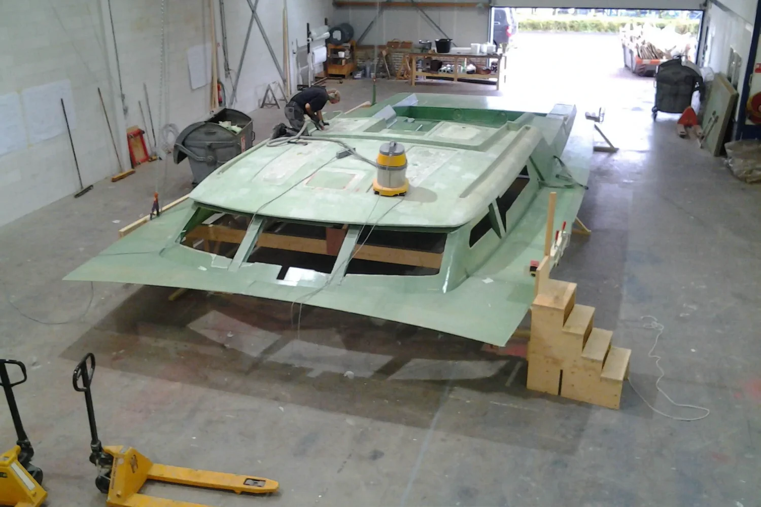 Groene jachtopbouw op houten steunen