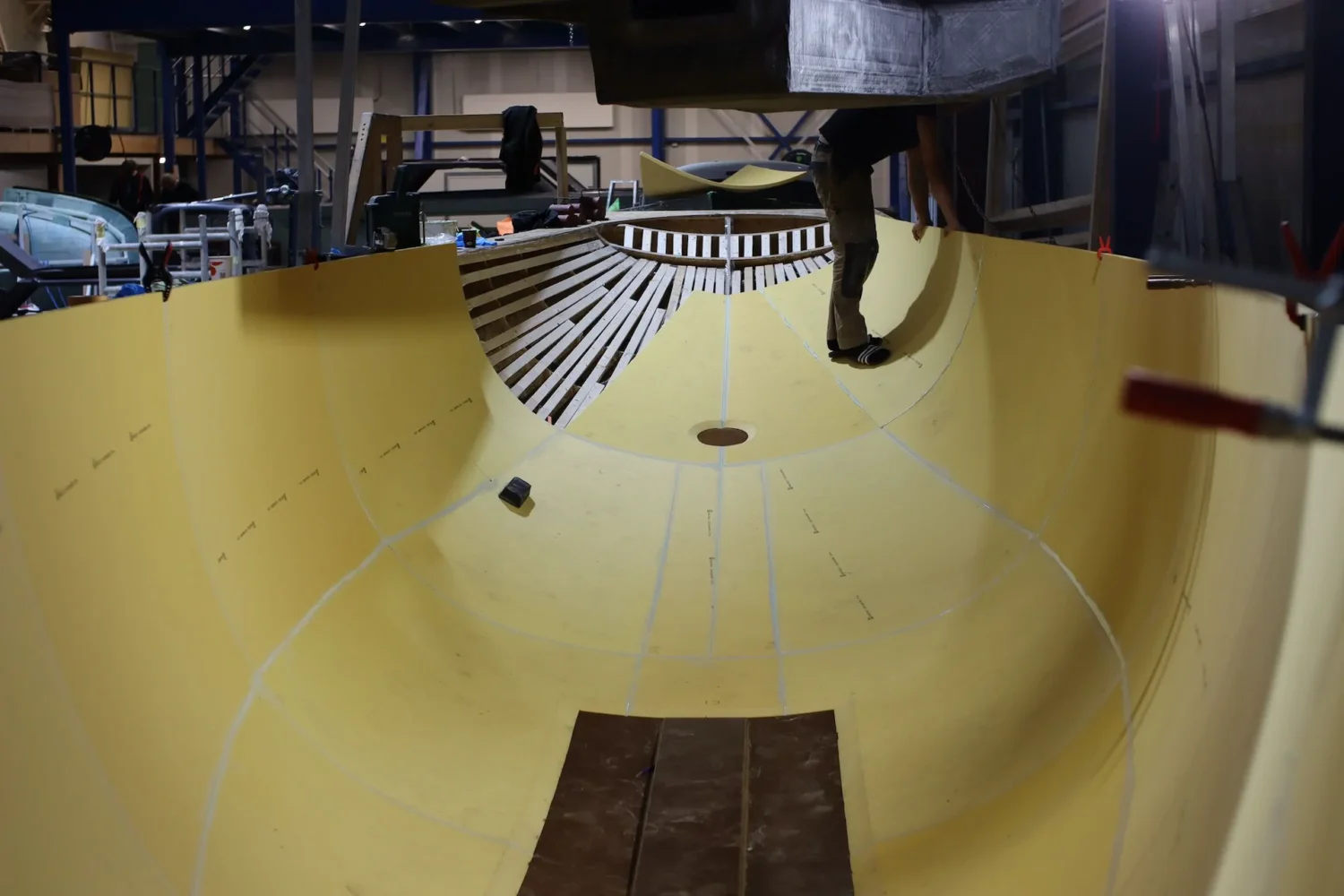 Binnenzijde van een gele bootromp met schotten
