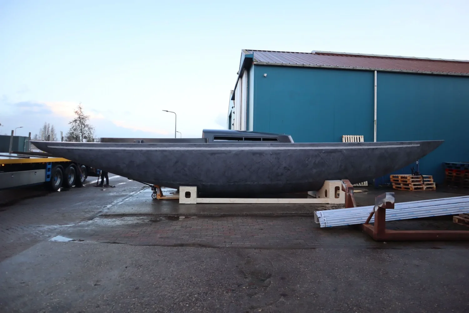 Lang bootcasco buiten voor de bedrijfshal