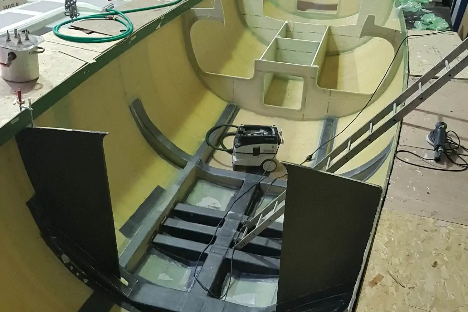 Binnenconstructie van een bootromp in de werkplaats