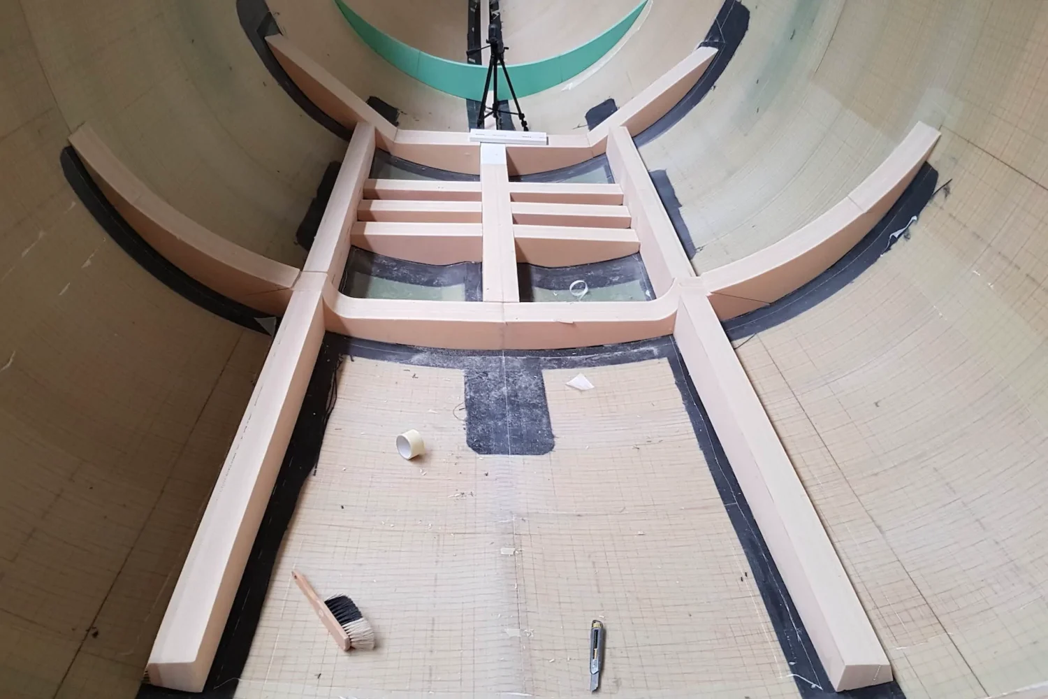 Binnenzijde van een bootromp met houten steunconstructie