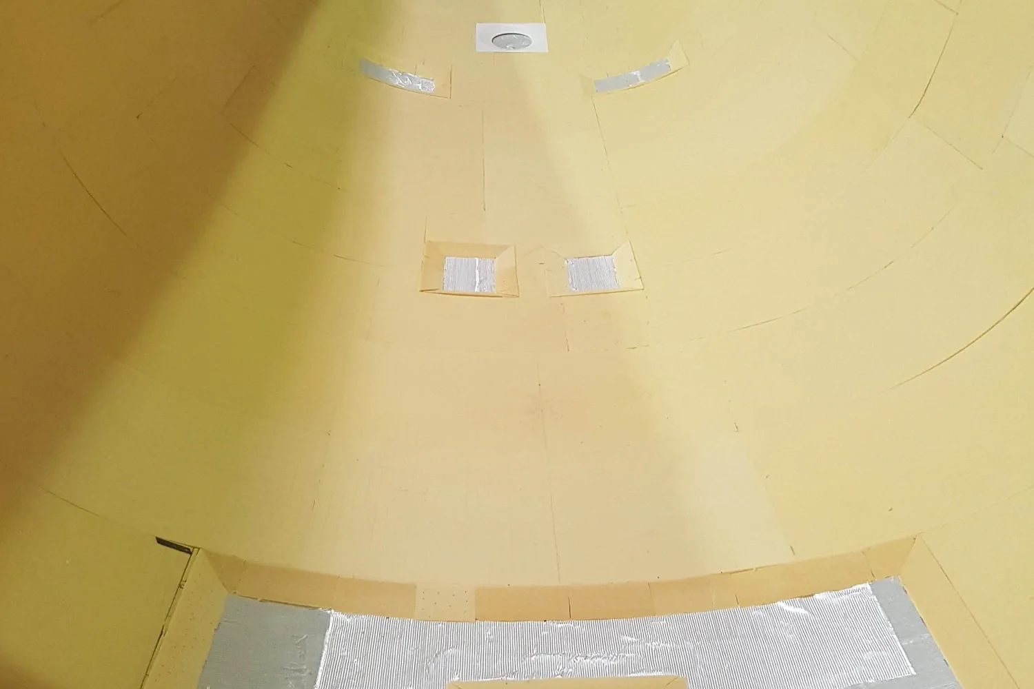 Lichte binnenzijde van een bootromp in aanbouw