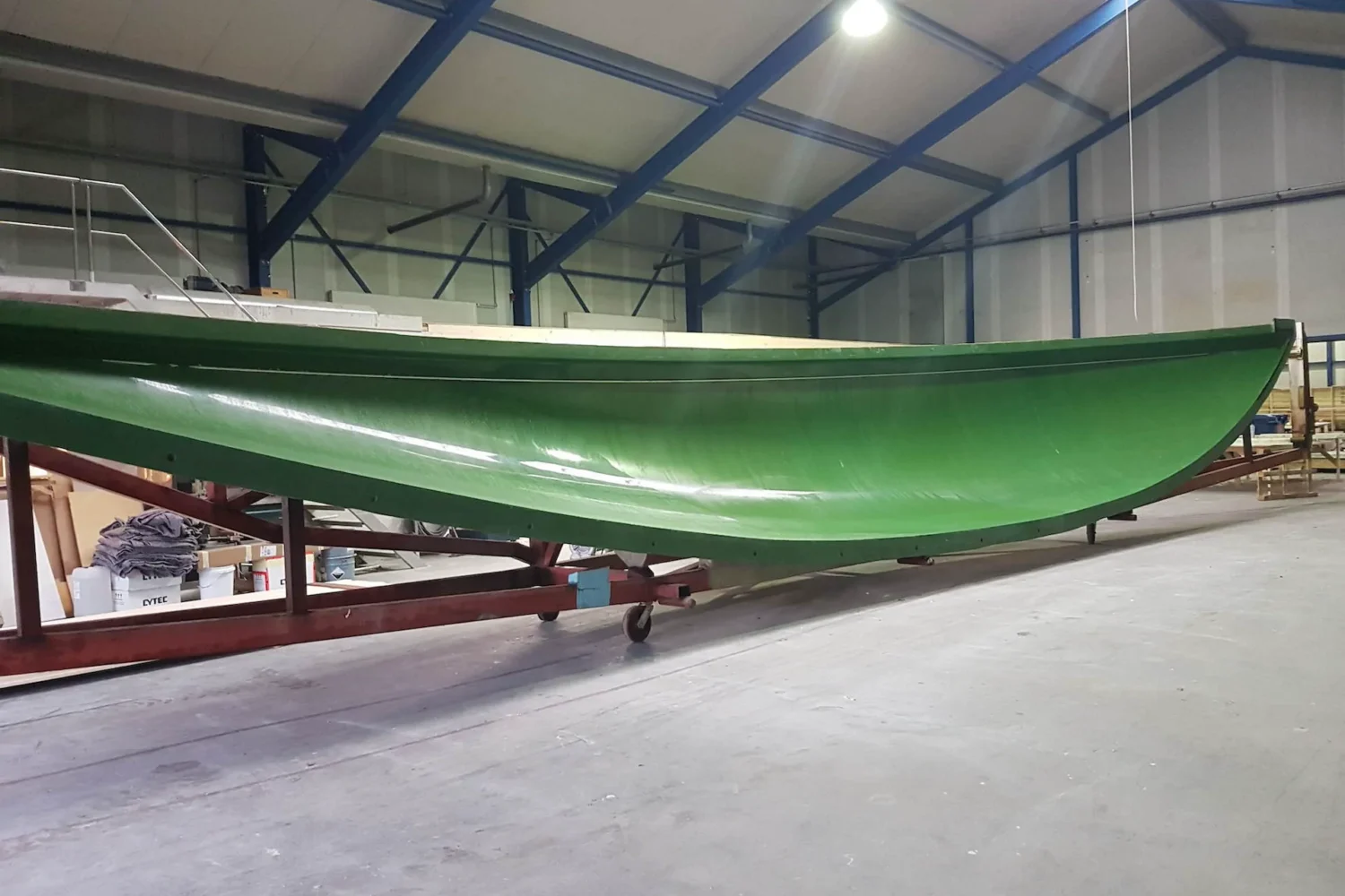 Groene bootromp op steunen in de werkplaats