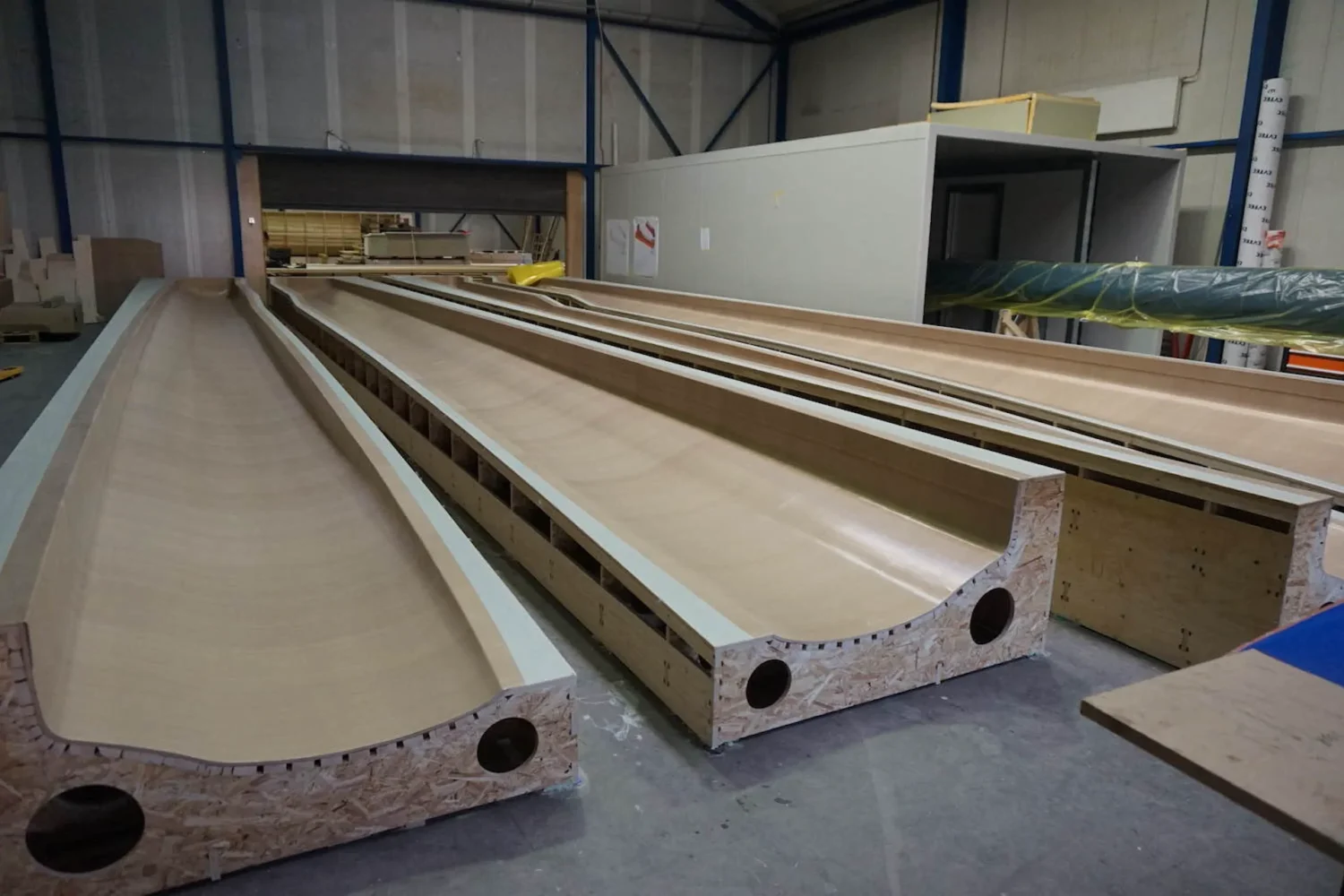 Lange holle maldelen in de werkplaats