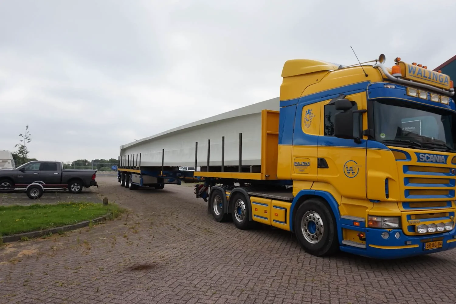 Speciaal transport met een langwerpige lading