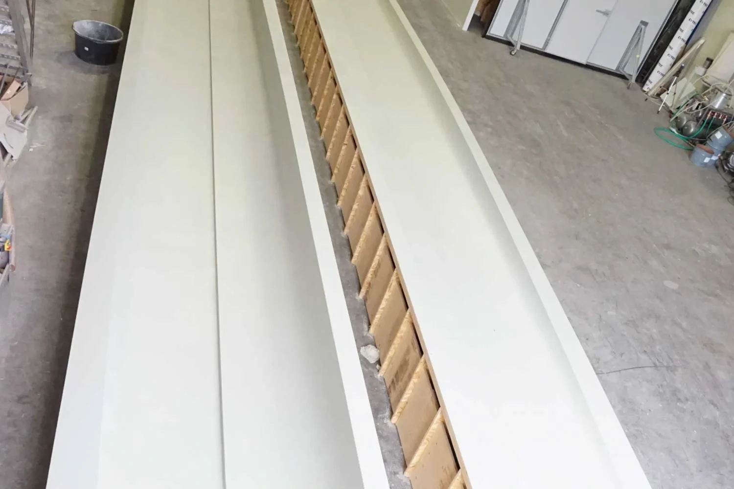 Detail van een lang maldeel met houten verstevigingen
