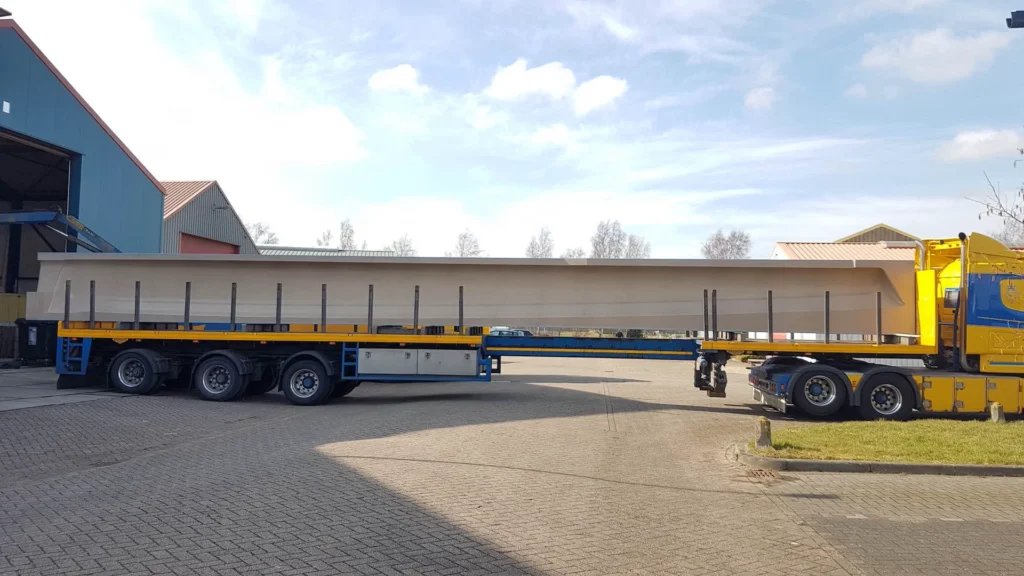 Lang composietonderdeel op een dieplader