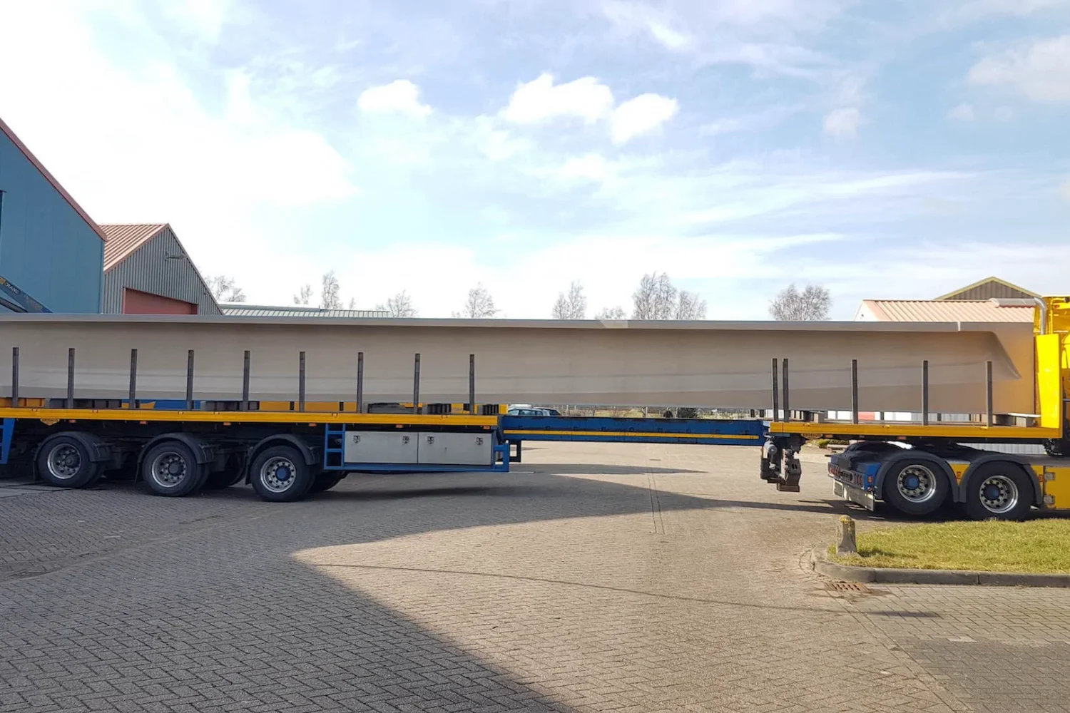 Lang composietonderdeel op een dieplader