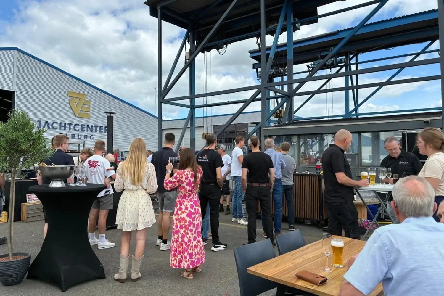 Genodigden bij de tewaterlating van de Blue Zone Jager 40 in Elburg