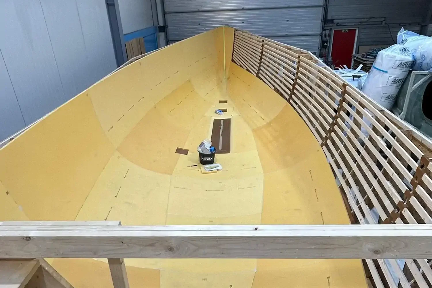 Binnenzijde van een bootromp in aanbouw