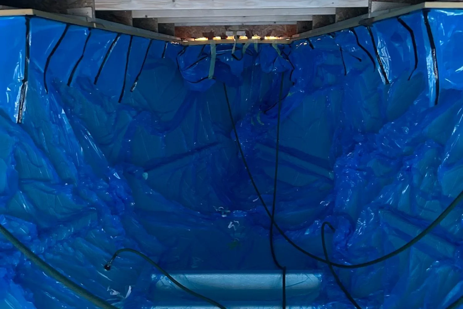 Blauw vacuümfolie over een bootconstructie