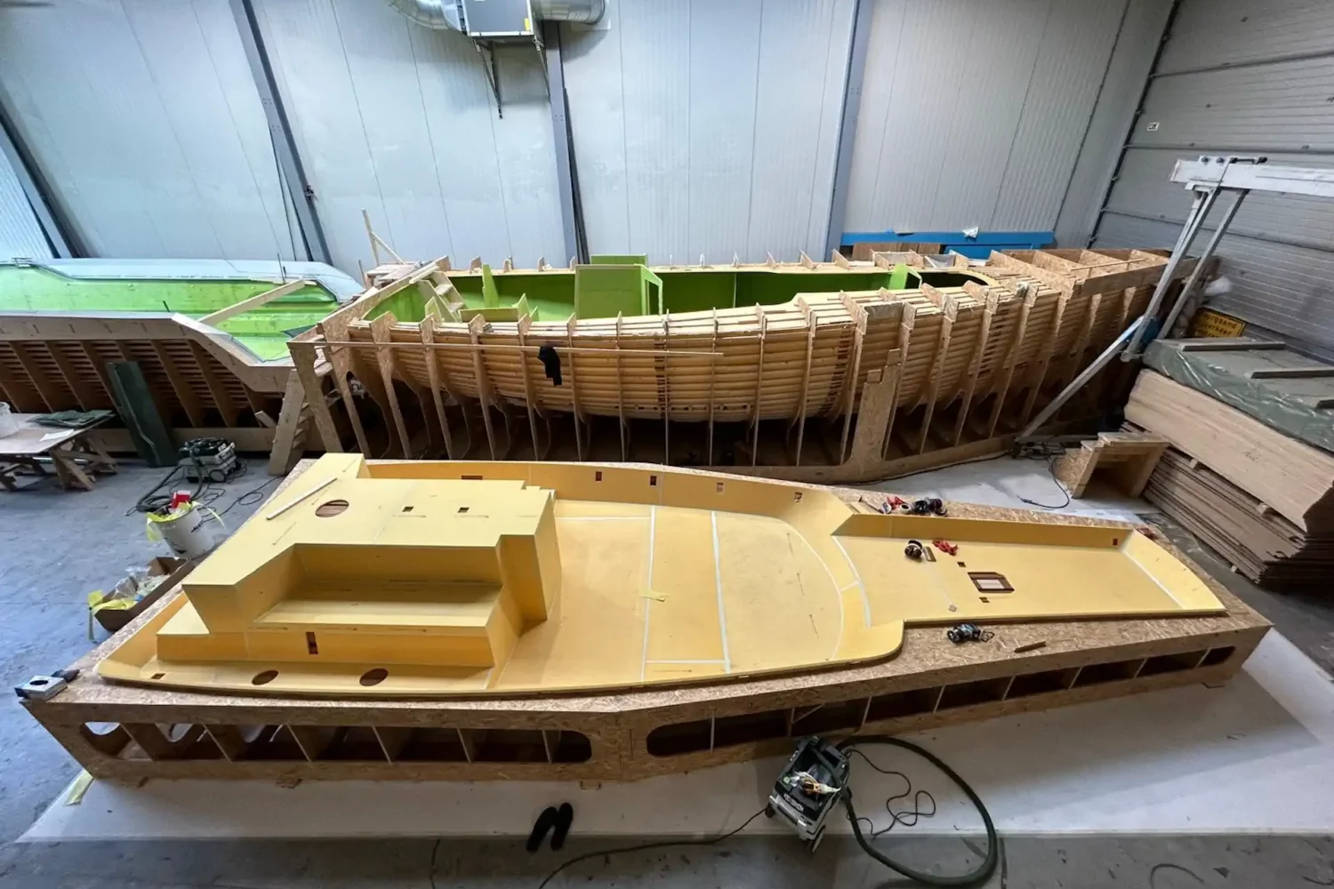 Bootmal en losse onderdelen in de werkplaats