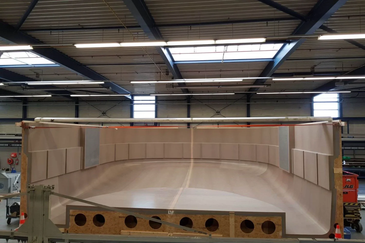 Grote gebogen mal op steunen in de werkplaats