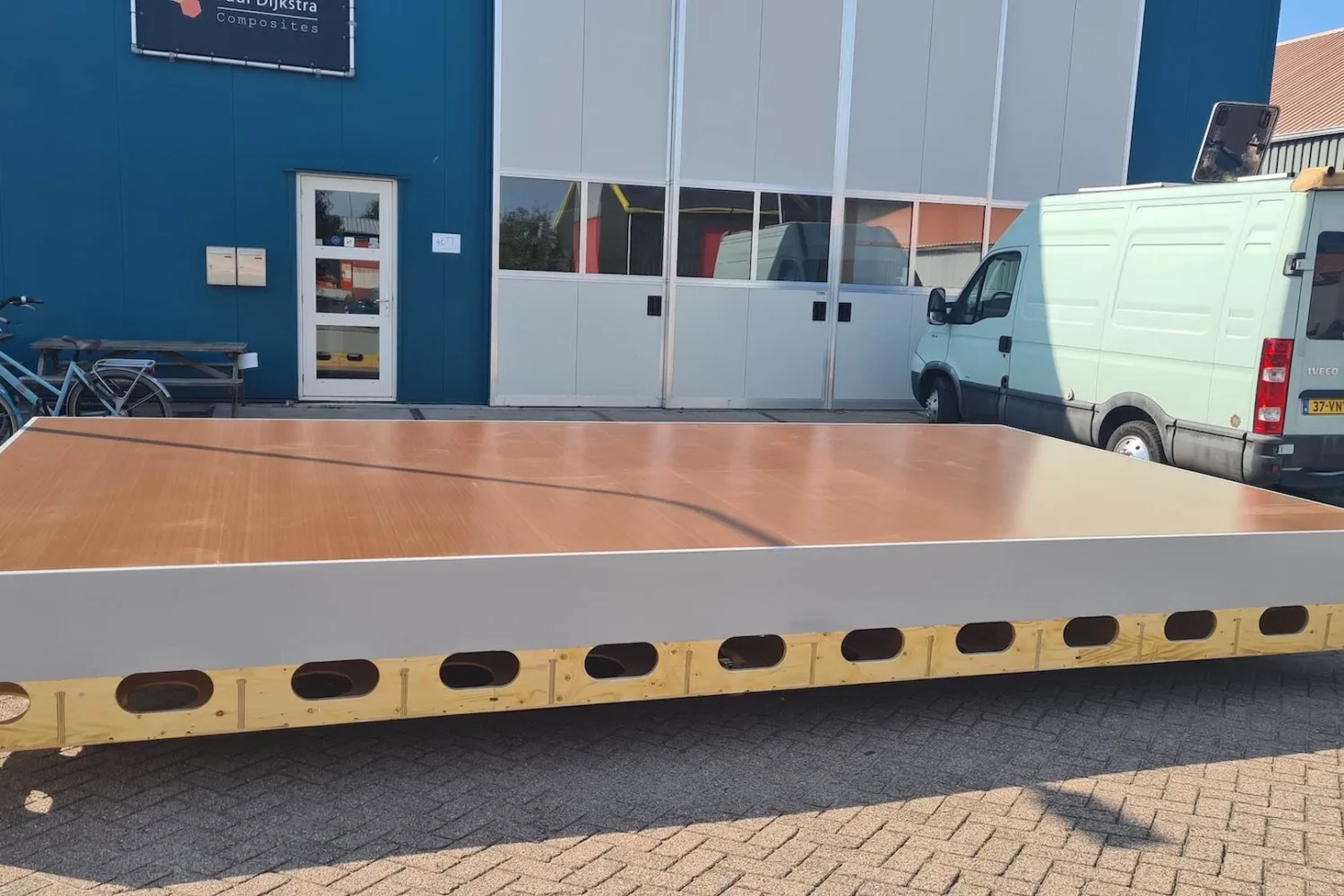 Grote vlakke mal op het buitenterrein