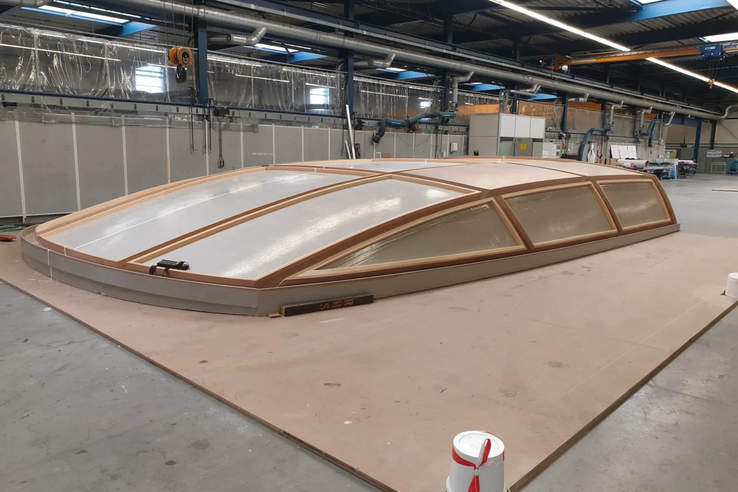 Mal voor een jachtopbouw op een grote werkvloer