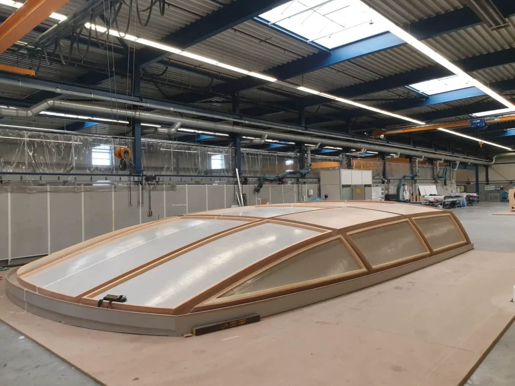 Lage mal met schuine vlakken in een productiehal