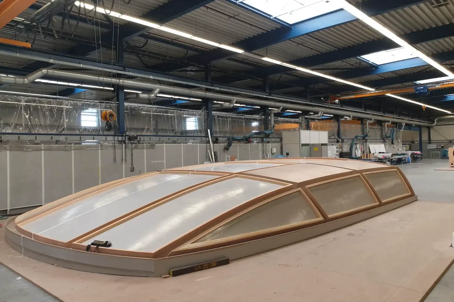 Lage mal met schuine vlakken in een productiehal