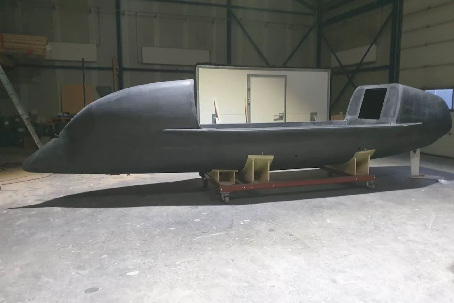Donkere oceaanroeiboot op houten steunen