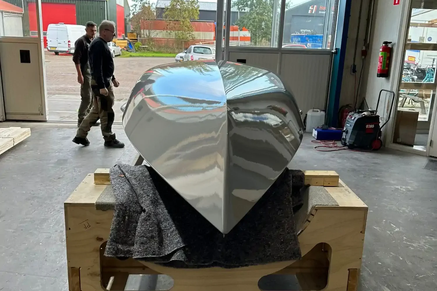 Witte bootromp op een houten transportbok