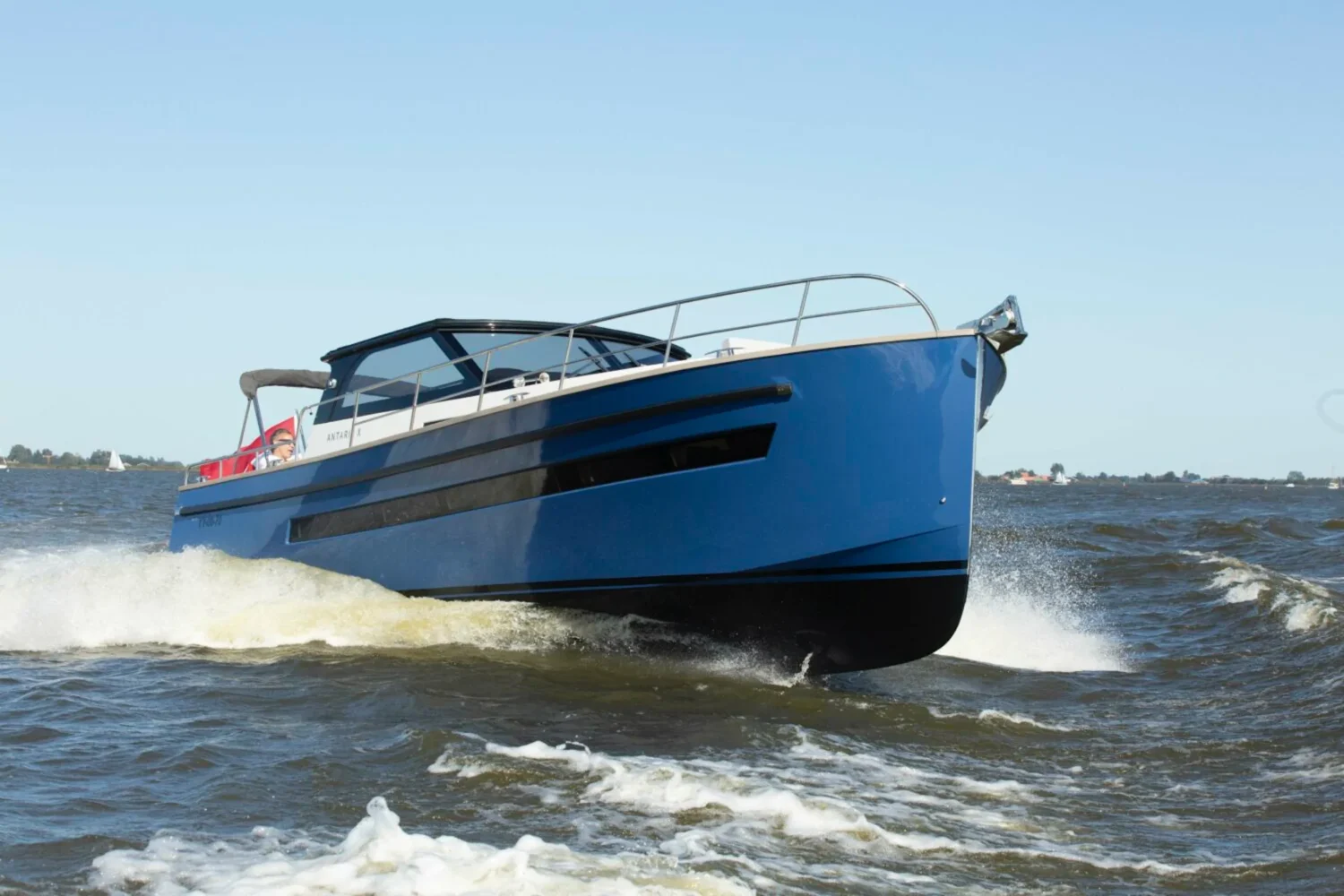 Blauwe motorboot varend op het water