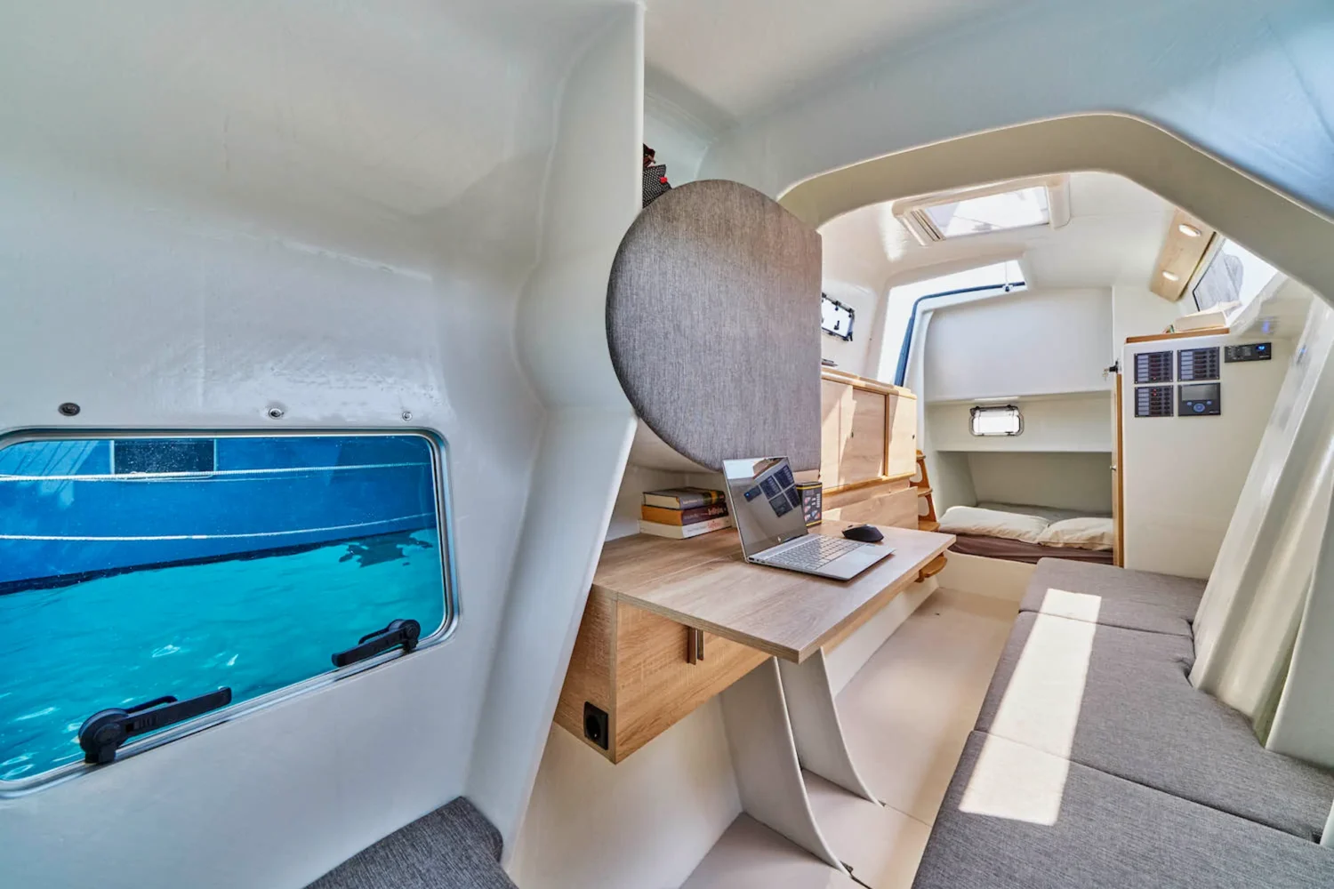 Interieur van een catamaran met tafel en opbergruimte