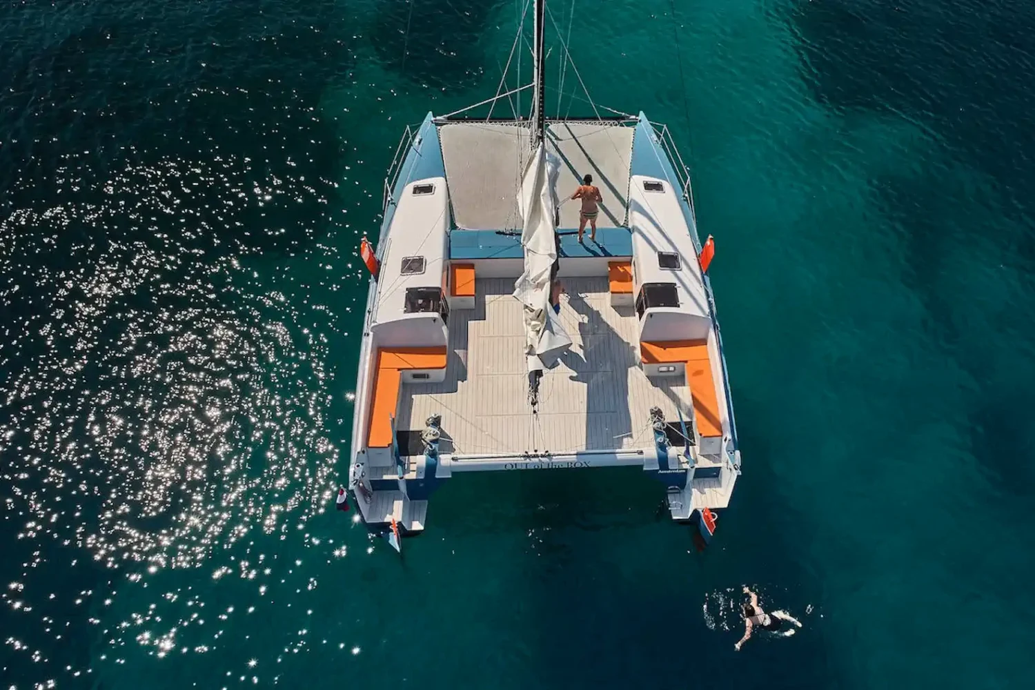 Bovenaanzicht van een catamaran op blauw water