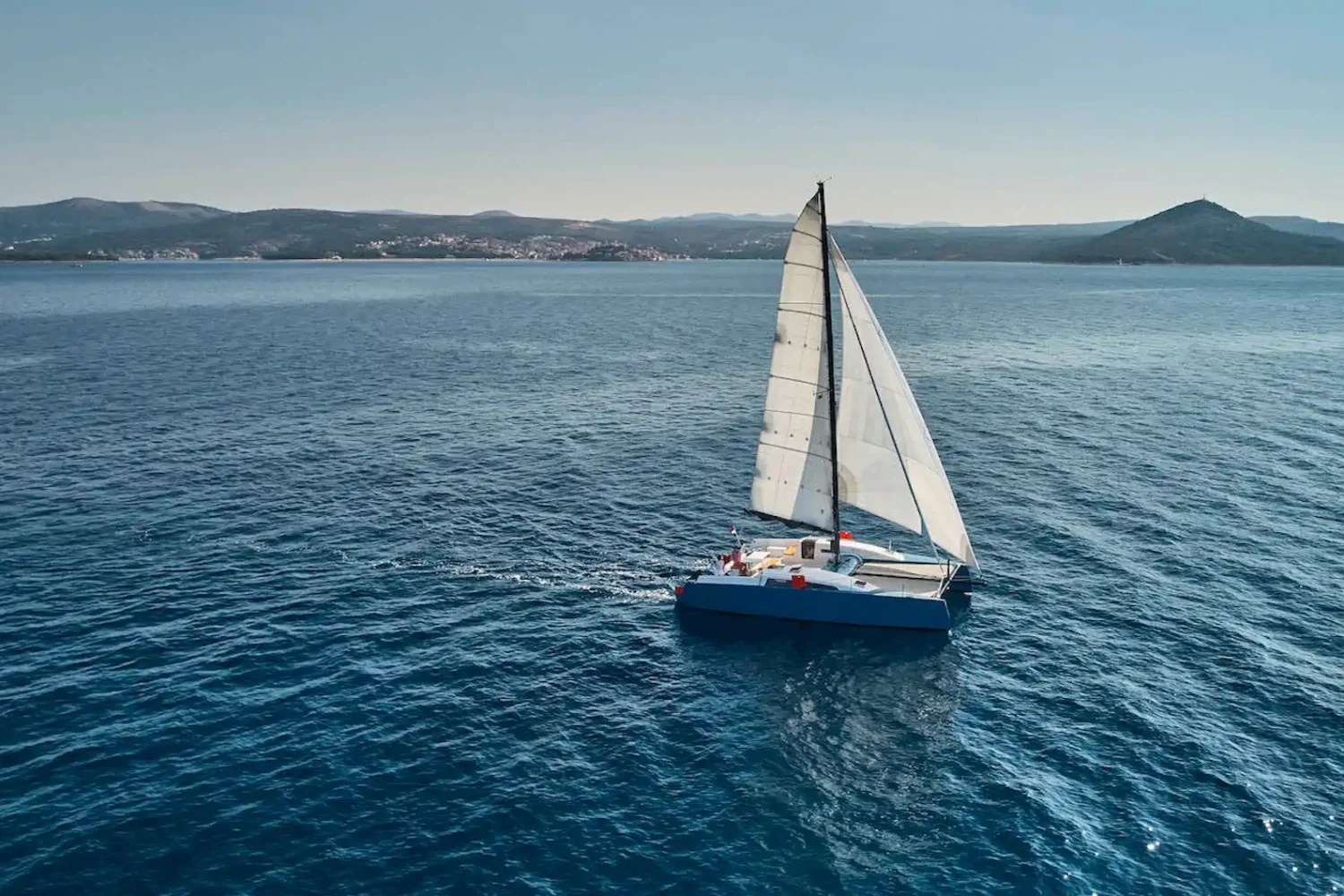 Catamaran onder zeil op open water