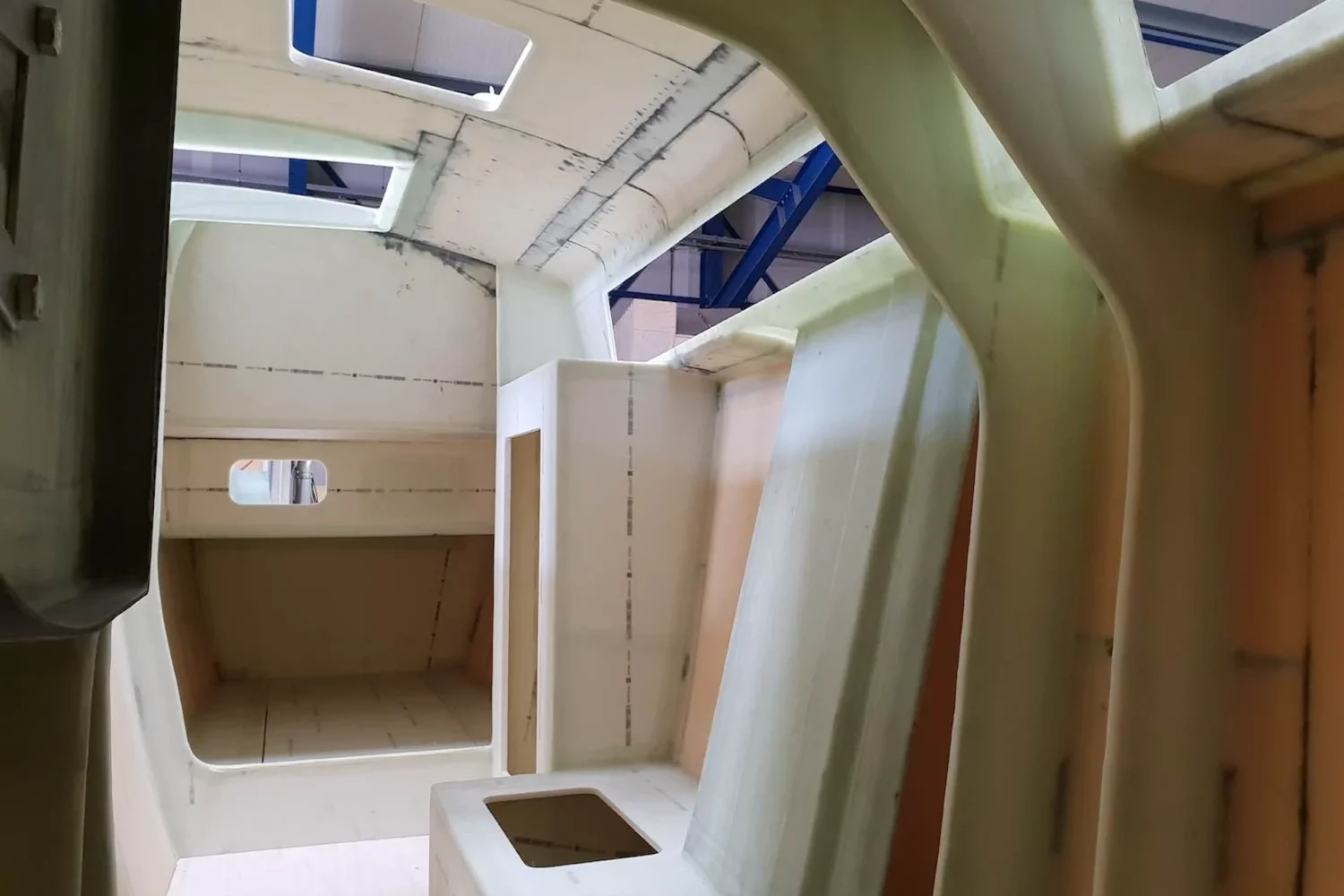 Binnenzijde van een catamaran in aanbouw