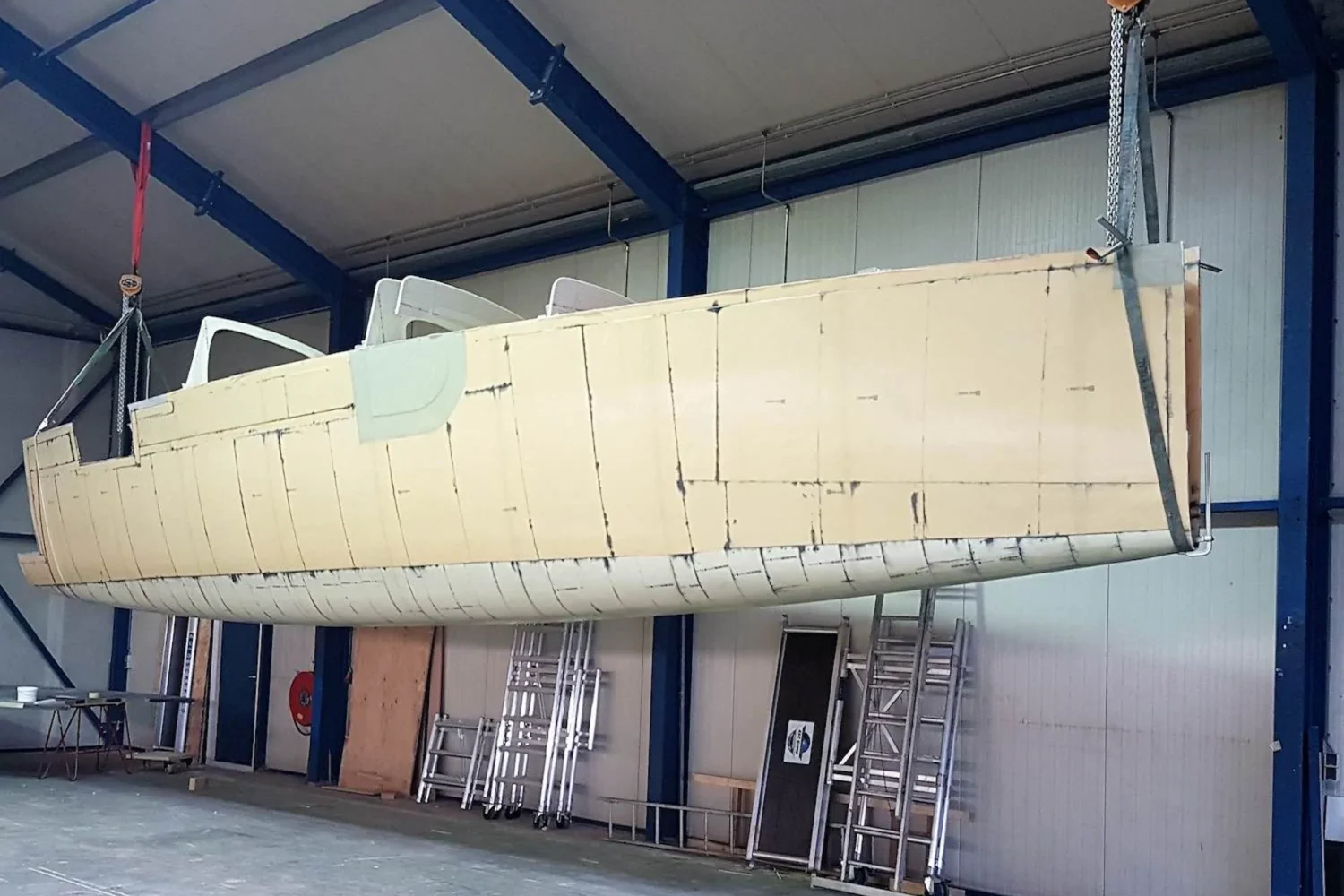 Catamaranromp hangend in de werkplaats