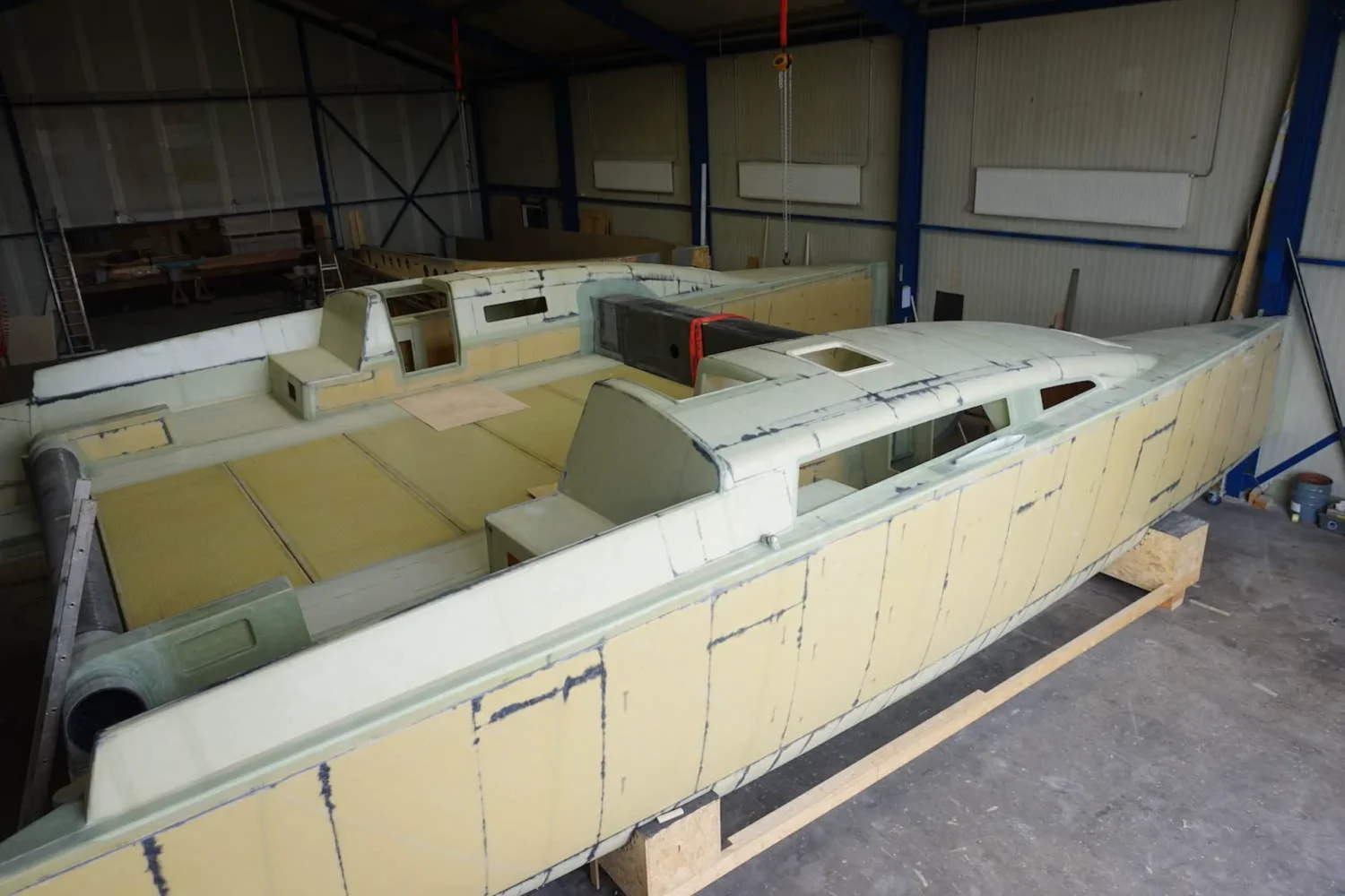Catamaranromp met open binnenconstructie