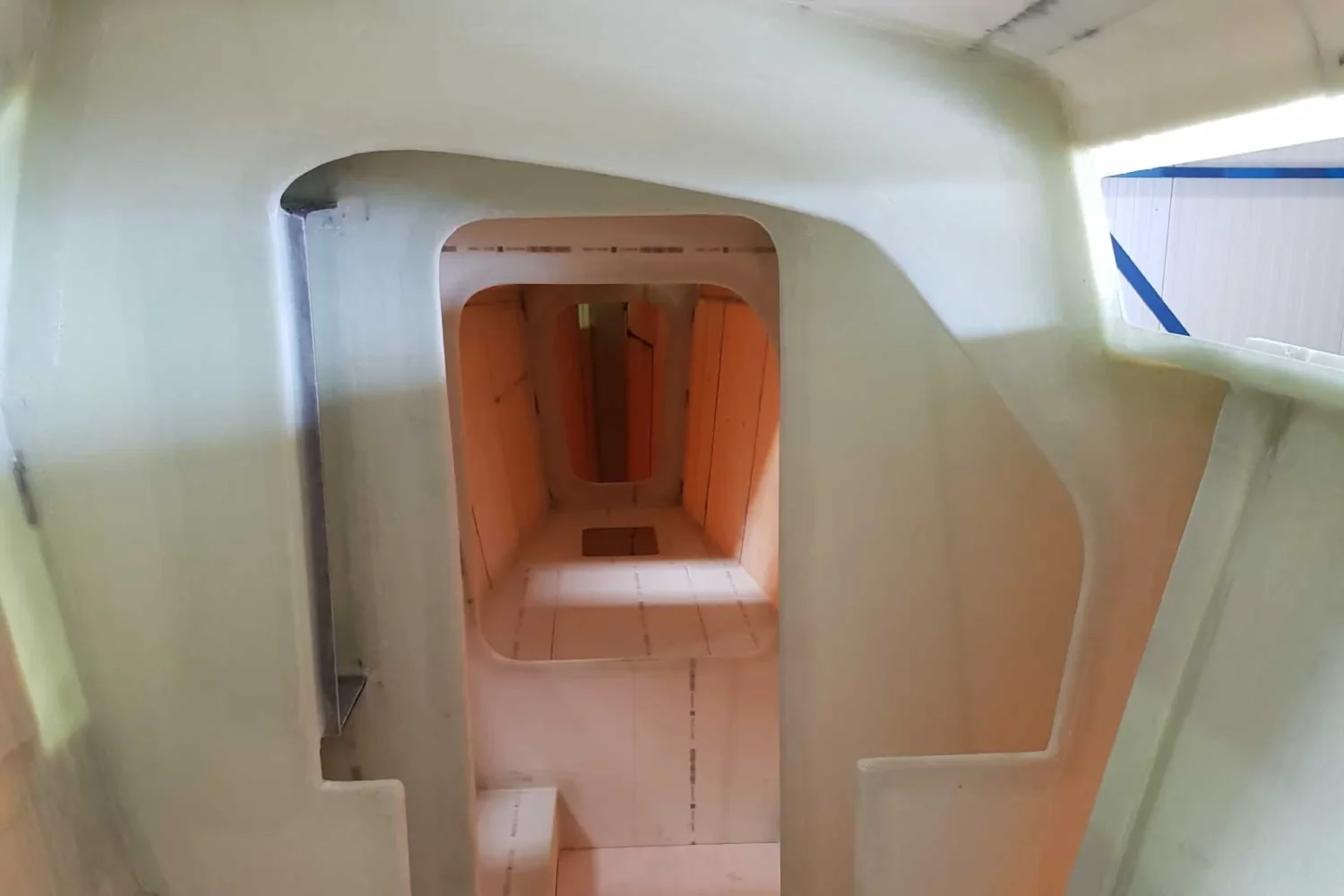 Doorgang tussen compartimenten van een catamaran